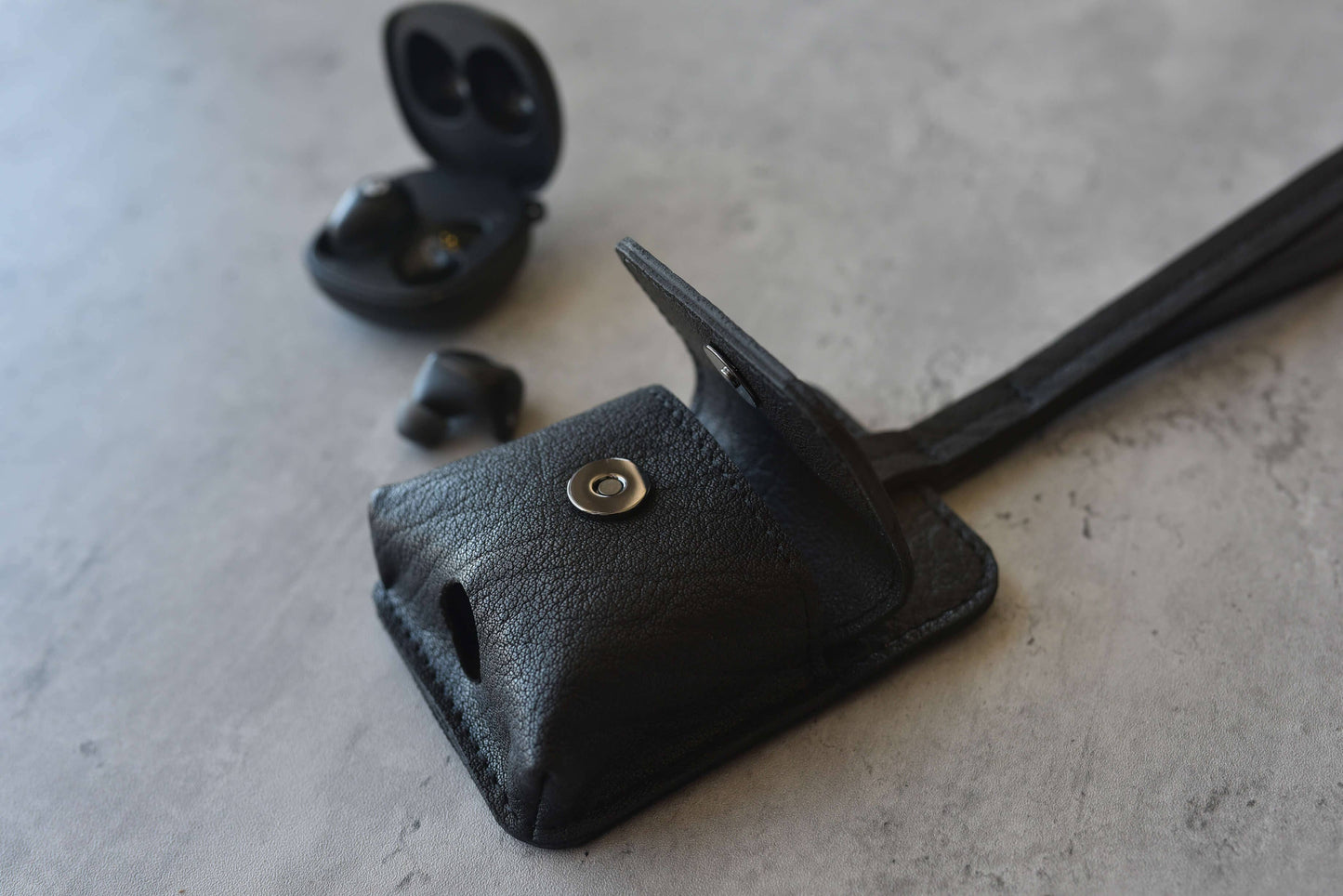 Leather Airpod Holder: Black