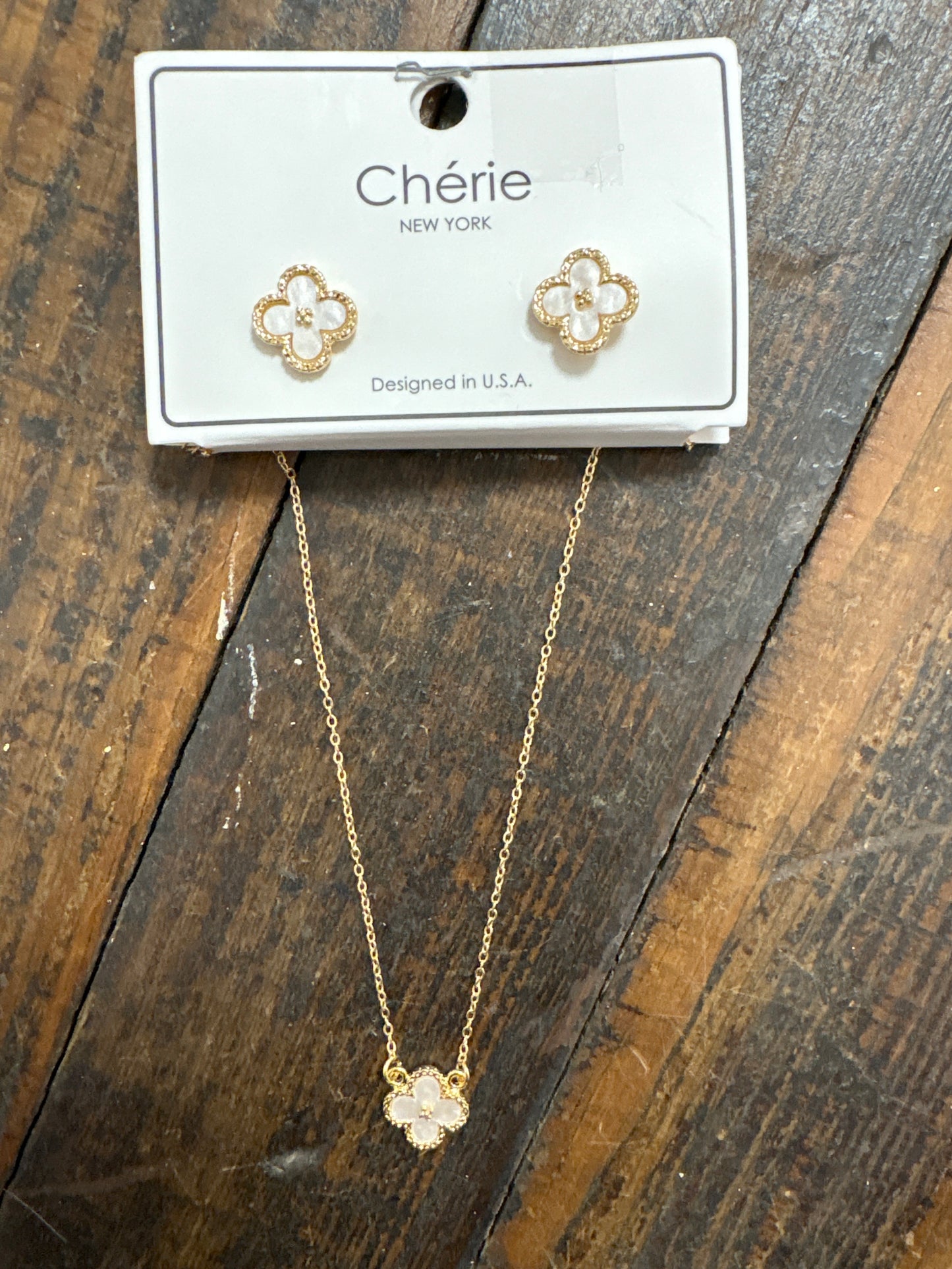 Short Shell Clover Necklace and Earrings Set