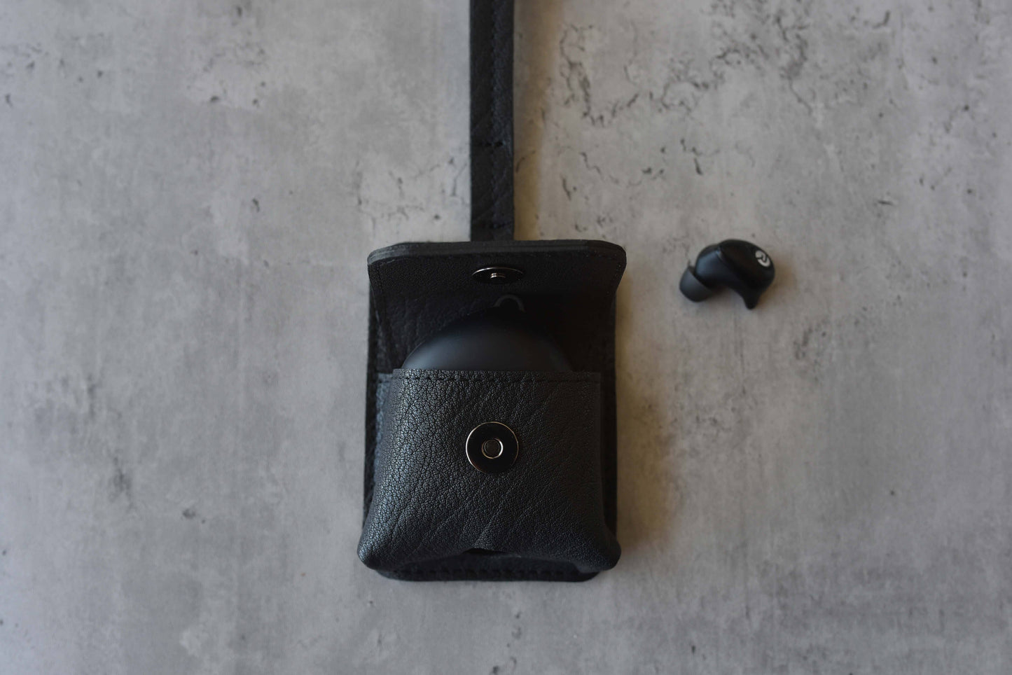 Leather Airpod Holder: Black