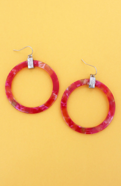 GOLDTONE CORAL MARBLED FLAT HOOP EARRINGS*